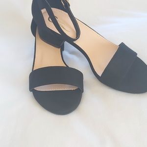 *NWT* Kitten Block Heel Sandals - Black
